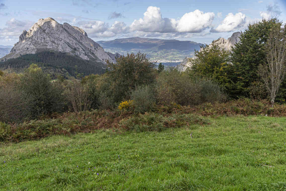Vizcaya - parque natural de Urkiola 20 - mirador de Las Tres Cruces.jpg